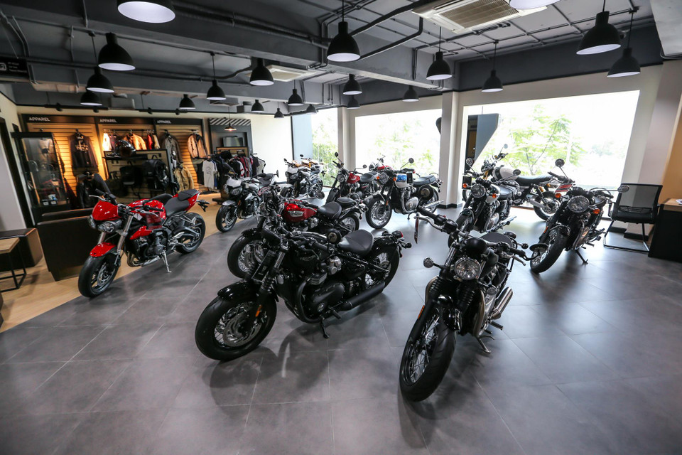 Tầng lầu của showroom sở hữu đầy đủ các mẫu xe từ Street Twin đếndòng Modern Classic Bonneville cho người mê phong cách hoài cổ; hay Speed Triple và Street Triple luôn thu hút các biker yêu thích kiểu dáng thể thao tới các mẫu Tiger 800s, Tiger Explorers 1200 và Tiger Sport. (Ảnh: Minh Sơn/Vietnam+)