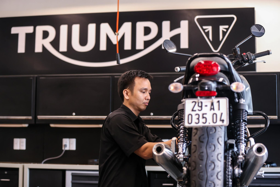 Khách hàng sở hữu dòng xe Triumph sẽ hưởng chế độ bảo hành và các dịch vụ chính hãng với đội ngũ nhân sự, kỹ thuật viên,… được đào tạo bài bản theo tiêu chuẩn của Triumph Anh Quốc. (Ảnh: Minh Sơn/Vietnam+)