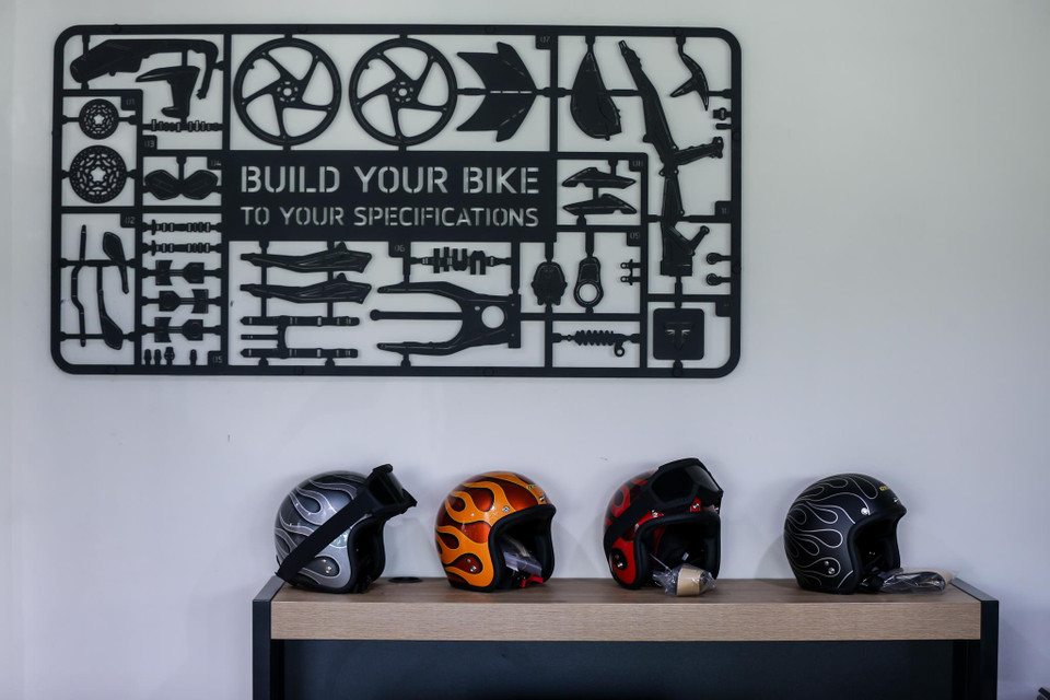 Gian phụ kiện chính hãng cho những người muốn cá tính hoá mẫu xe của mình và bản thân. (Ảnh: Minh Sơn/Vietnam+)