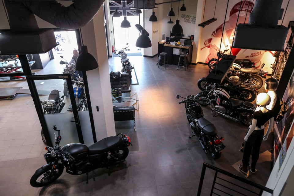 Đại lý này được chia thành các khu vực như trưng bày xe, khu sửa chữa bảo dưỡng, khu cung cung cấp phụ kiện trang trí, trang phục thời trang theo xe và bộ sưu tập tất cả các mẫu xe của Triumph Motorcycles. (Ảnh: Minh Sơn/Vietnam+)