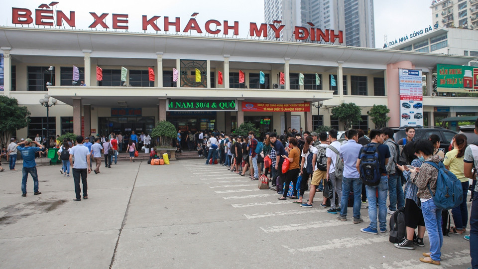 Từ 2 giờ chiều 29/4, tất cả các bến xe ở Hà Nội đều đông nghịt người dân xếp hàng mua vé về quê dịp nghỉ lễ. (Ảnh: Minh Sơn/Vietnam+)