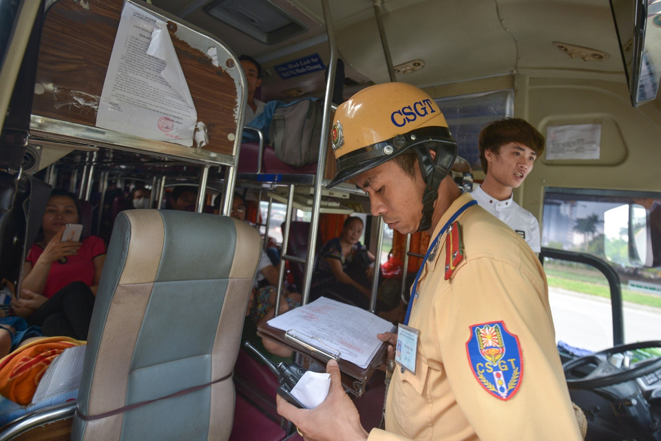 Lực lượng Cảnh sát Giao thông liên tục kiểm tra các xe khách nhằm đảm bảo không xảy ra tình trạng nhồi nhét, bắt chẹt khách dịp này. (Ảnh: Minh Sơn/Vietnam+)