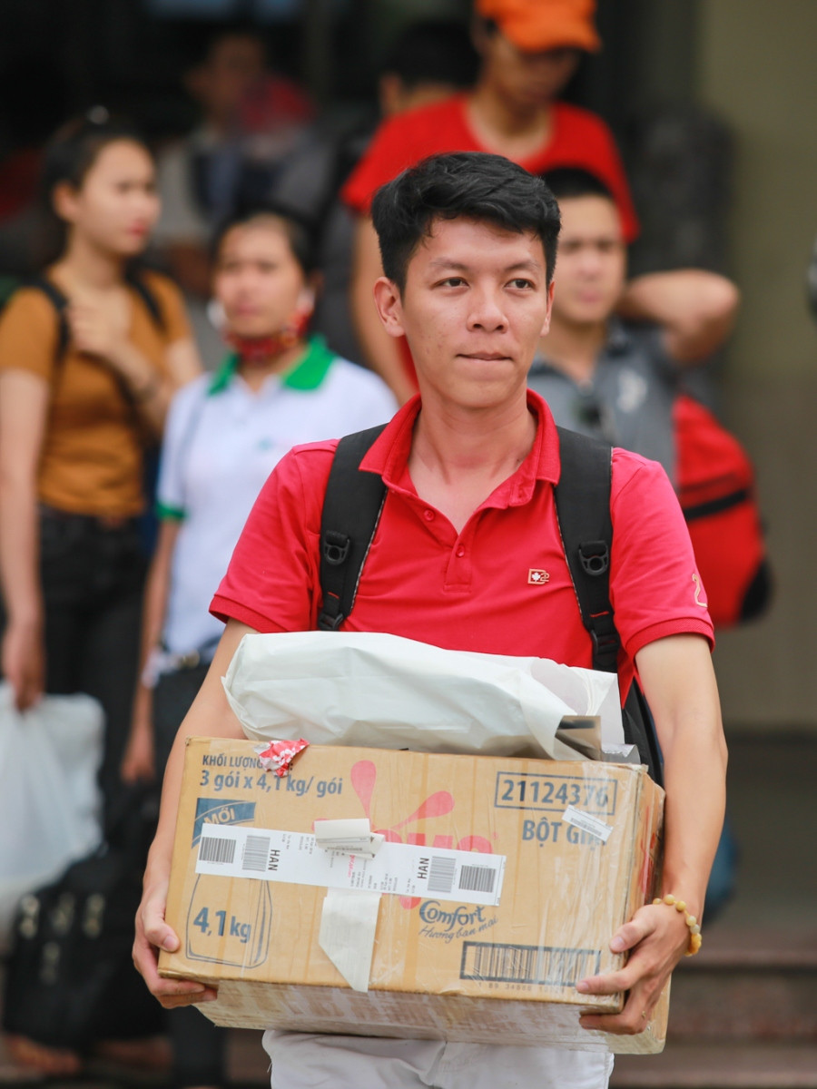 Dịp nghỉ lễ kéo dài 4 ngày nên nhiều học sinh, sinh viên tranh thủ về quê với gia đình. (Ảnh: Minh Sơn/Vietnam+)