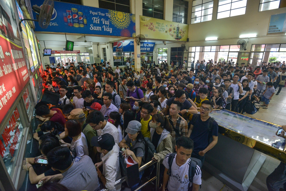 Ông Nguyễn Mạnh Tuấn, Phó giám đốc bến xe Mỹ Đình cho biết, đã huy động 100% cán bộ công nhân viên tại đây túc trực 24/24h để đảm bảo phục vụ hành khách được tốt nhất. (Ảnh: Minh Sơn/Vietnam+)