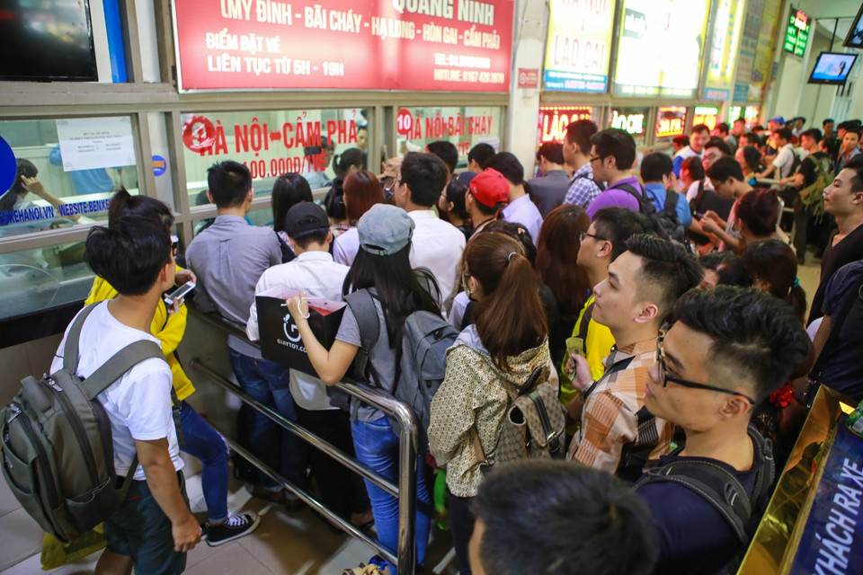 Tại khu vực sảnh chờ, bến xe cũng đã lắp đặt các camera theo dõi để giám sát đồng thời đề phòng nạn trộm cắp tại đây. (Ảnh: Minh Sơn/Vietnam+)