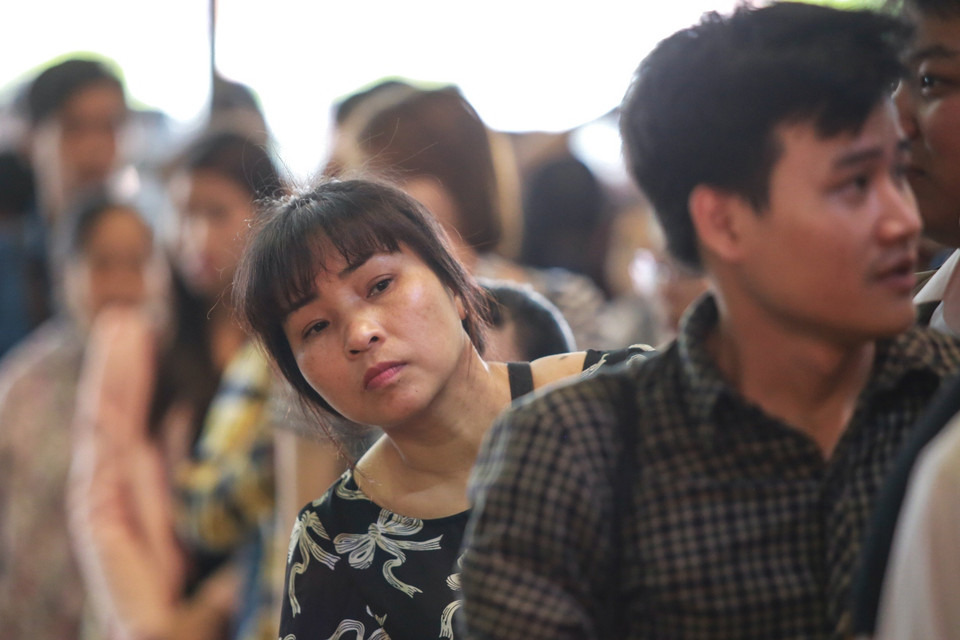 Nhiều người chen nhau toát mồ hôi ở các quầy vé này, nhưng vẫn không có vé. (Ảnh: Minh Sơn/Vietnam+)