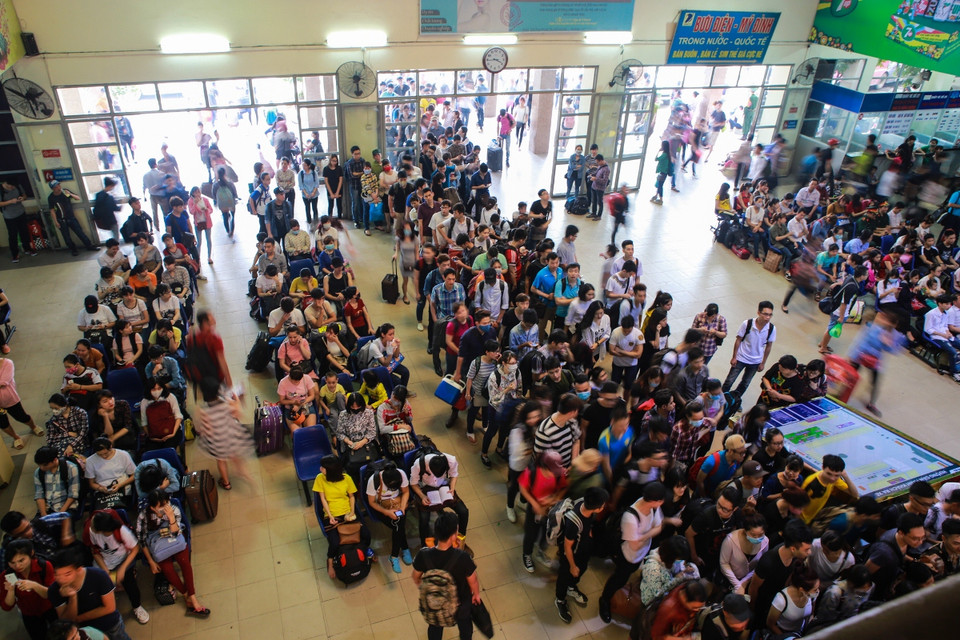Tại bến xe Mỹ Đình, hàng dài người xếp hàng khá trật tự, kéo dài đến cổng. (Ảnh: Minh Sơn/Vietnam+)