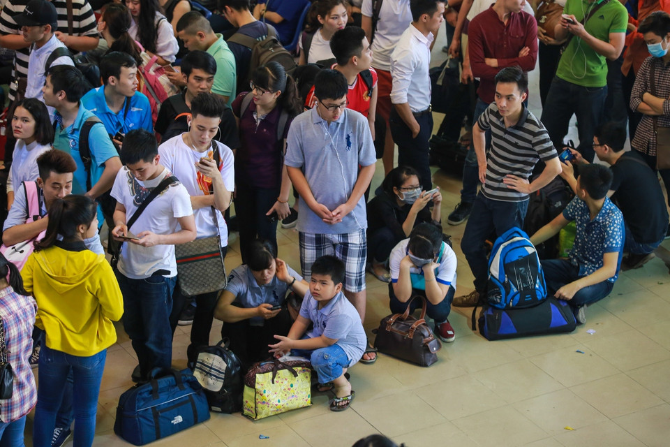 Nhiều hành khách tại đây cho biết, họ đã xếp hàng hơn 2 tiếng đồng hồ nhưng vẫn chưa mua được vé. (Ảnh: Minh Sơn/Vietnam+)