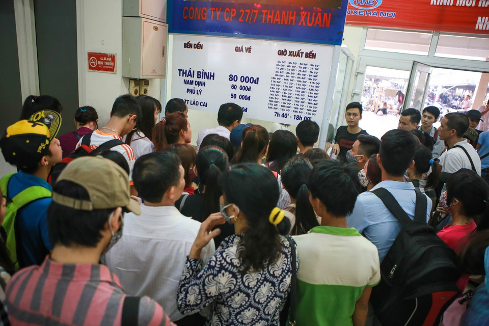 Tại các quầy vé trong bến xe đông nghẹt dòng người chen chúc nhau để mua vé về quê nghỉ lễ. (Ảnh: Minh Sơn/Vietnam+)