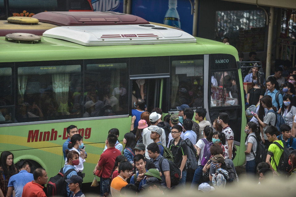 Hành khách đổ về bến càng lúc càng đông, đường vào bến xe tắc nghẽn. (Ảnh: Minh Sơn/Vietnam+)