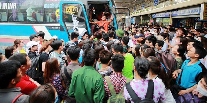 Nhiều xe đầy khách buộc phải từ chối những người lên sau. (Ảnh: Minh Sơn/Vietnam+)