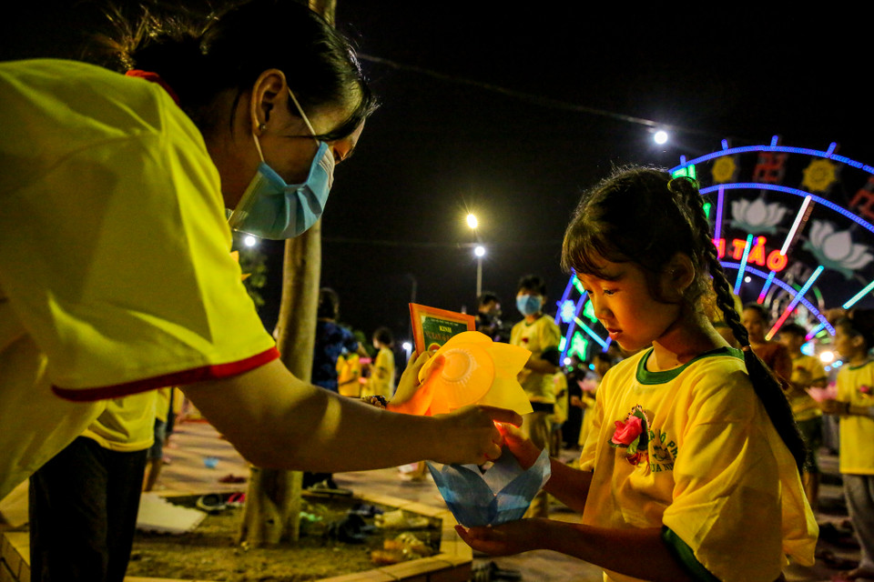 Lễ Vu Lan vào rằm tháng Bảy âm lịch hàng năm nhắc nhở mọi người nhớ đến Tứ đại trọng ân: Ân Tổ quốc, ân đồng bào, ân thầy bạn, ân cha mẹ. (Ảnh: Minh Sơn/Vietnam+)