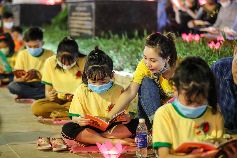 Vu Lan Báo Hiếu đã trở thành một nét đẹp trong văn hóa Việt Nam, rằm tháng Bảy là dịp để mọi người đến chốn thiền môn thanh tịnh, cùng hướng lòng mình về hai đấng sinh thành để tưởng nhớ công ơn sinh dưỡng. (Ảnh: Minh Sơn/Vietnam+)