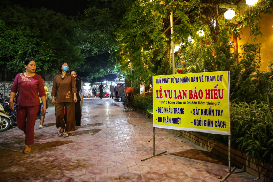 Mùa Vu lan báo hiếu năm nay diễn ra trong thời điểm dịch COVID-19 đang diễn biến phức tạp, chính vì vậy người dân đến làm lễ đều được yêu cầu rửa tay sát khuẩn và đeo khẩu trang khi vào trong. (Ảnh: Minh Sơn/Vietnam+)