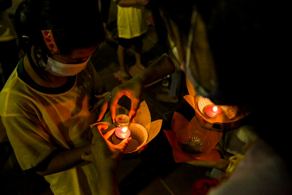 Các nghi thức trong buổi lễ Vũ Lan tại chùa Ninh Tảo tuy ngắn gọn nhưng nghiêm trang tôn kính và xúc động. (Ảnh: Minh Sơn/Vietnam+)