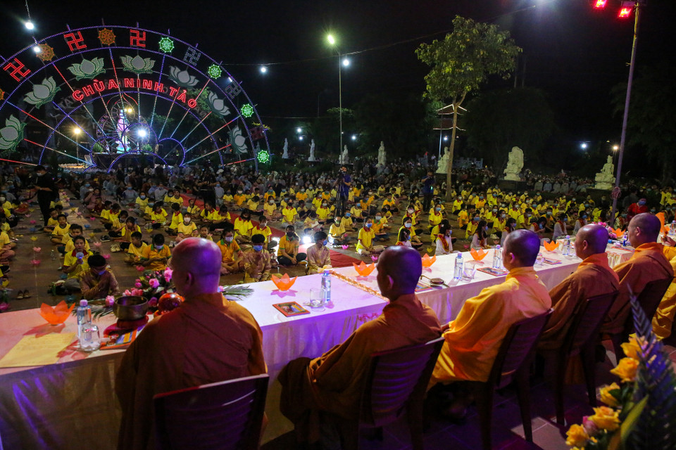 Tối ngày 2/9, tức ngày 15/7 Âm lịch, tại chùa Ninh Tảo (huyện Thanh Liêm, Hà Nam) đã diễn ra lễ Vu Lan thu hút hàng nghìn phật tử khắp nơi về tham dự. (Ảnh: Minh Sơn/Vietnam+)