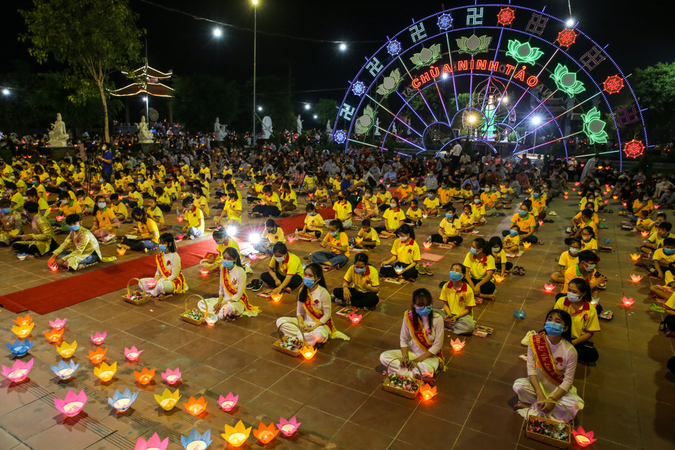 Bên cạnh Tứ đại trọng ân, dịp Vu Lan còn là lúc để ôn lại gương hiếu hạnh của Đức mục Kiền Liên Tôn Giả (người có dũng khí và đức hạnh hơn người) năm xưa, để nuôi dưỡng lòng từ, lòng hiếu và phát tâm chuyển hóa chính mình. (Ảnh: Minh Sơn/Vietnam+)