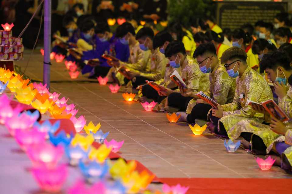 Sau nghi lễ truyền hoa đăng, các bậc đại đức đã nhấn mạnh ý nghĩa ngày lễ Vu lan và chữ hiếu của người con nhà Phật. (Ảnh: Minh Sơn/Vietnam+)