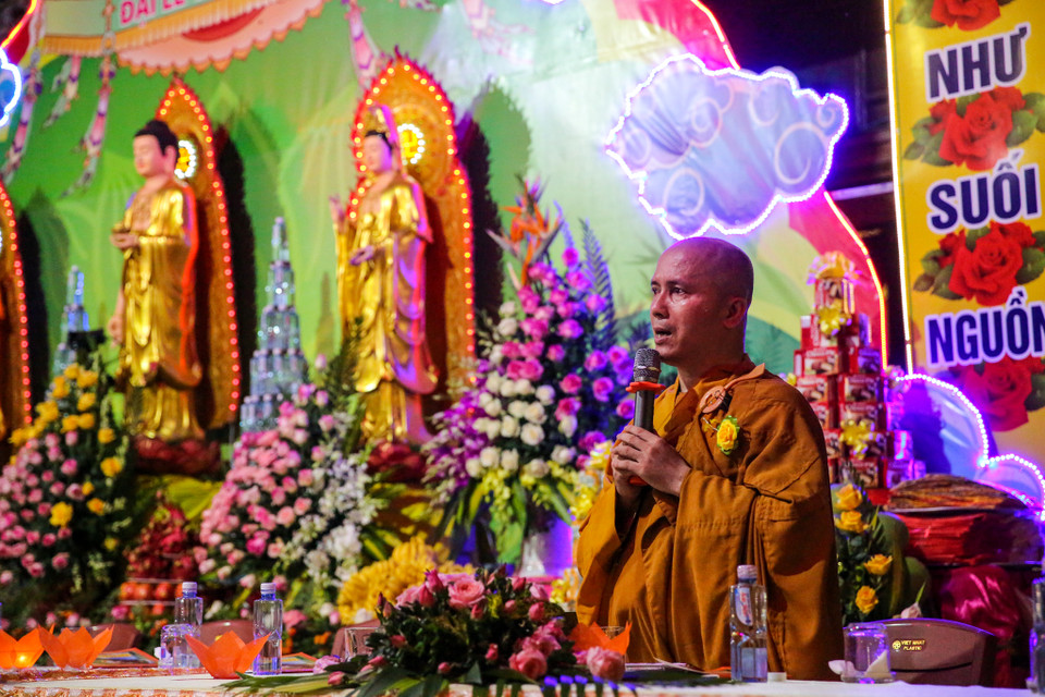 Đúng 19h30, buổi lễ bắt đầu trong không khí trang nghiêm với sự chủ trì của Đại đức Thích Đạo Duyệt, trụ trì chùa Ninh Tảo. (Ảnh: Minh Sơn/Vietnam+)