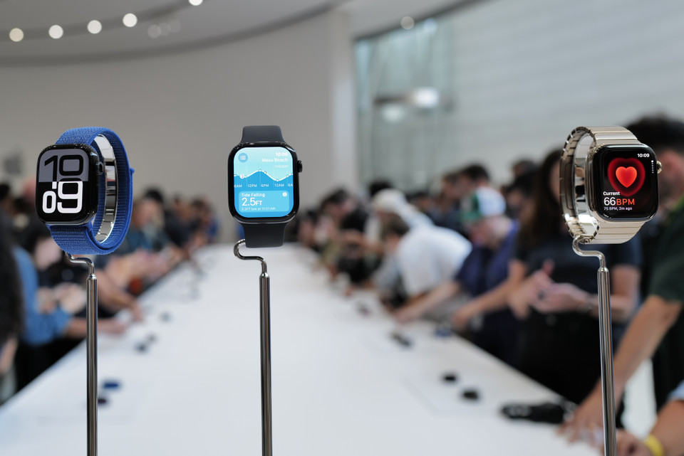 Đặc biệt năm nay bên cạnh tùy chọn màu vàng hồng và bạc, Apple Watch Series 10 còn có thêm màu đen tuyền Jet Black. (Ảnh: PV/Vietnam+)