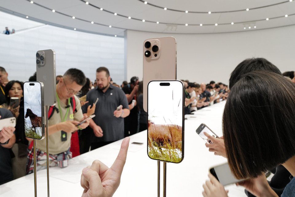 iPhone 16 Pro và iPhone 16 Pro Max năm nay có thêm màu sắc mới - Desert Titanium hay được Apple gọi là "Titan Sa Mạc." (Ảnh: PV/Vietnam+)