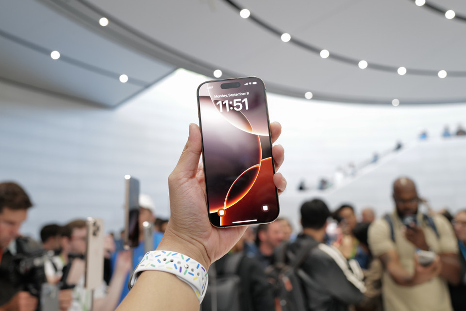 Màu Desert Titanium là một màu sắc rất được người Việt nói riêng và các nước phương Đông nói chung ưa chuộng do mang tính sang trọng, đẳng cấp và phong thuỷ. (Ảnh: PV/Vietnam+)