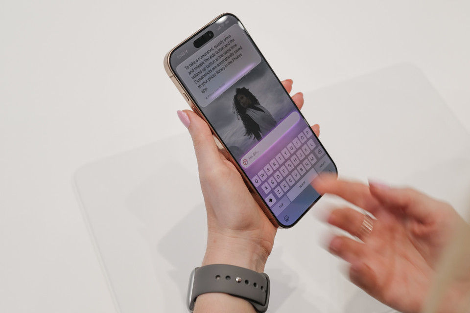Apple đang nâng cấp đáng kể trợ lý ảo Siri cùng trang bị Apple Intelligence tuy nhiên Siri vẫn chưa hỗ trợ tiếng Việt. (Ảnh: PV/Vietnam+)