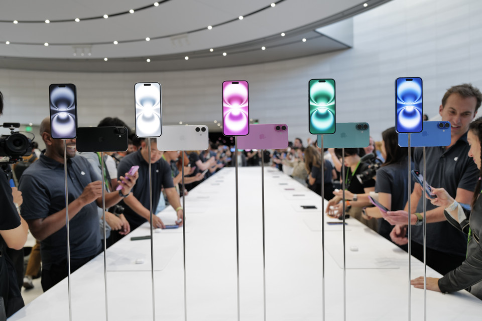 Tại sự kiện "It's Glowtime" diễn ra rạng sáng ngày 10/9 theo giờ Việt Nam, Apple đã chính thức ra mắt iPhone 16 và iPhone 16 Plus. Đây là hai mẫu iPhone mang trong mình nhiều cải tiến đáng chú ý, đặc biệt là về thiết kế và tính năng camera. (Ảnh: PV/Vietnam+)