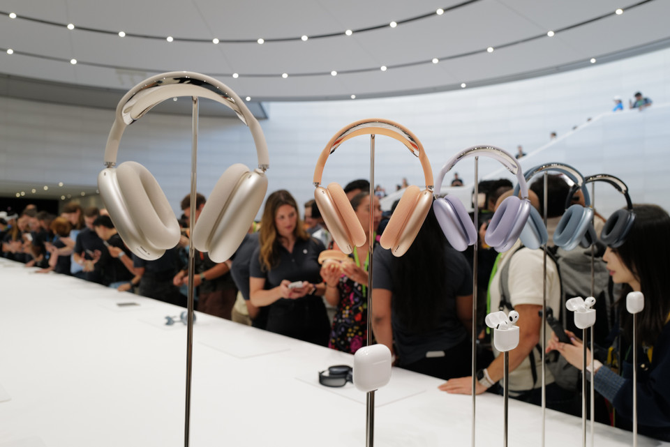 Apple cũng tung ra màu mới cho AirPods Max sạc qua cổng USB-C bao gồm màu midnight, starlight, blue, orange và purple.(Ảnh: PV/Vietnam+)