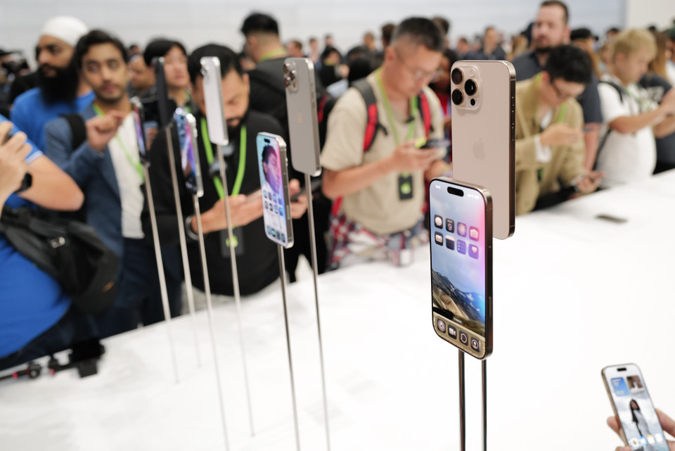 iPhone 16 Pro Max mang đến những nâng cấp như chip A18 Pro mạnh mẽ hơn để sẵn sàng cho Apple Intelligence (bộ công cụ AI của Apple), màn hình lớn hơn, nút chụp ảnh chuyên dụng trên thân máy, quay video 4K 120fps, thời lượng pin cải thiện... (Ảnh: PV/Vietnam+)