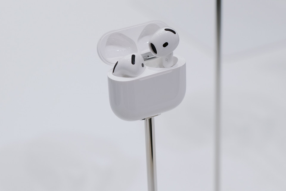 Airpod 4 mới nhiều nâng cấp đáng giá tuy nhiên ngoại hình y hệt Airpod 3. (Ảnh: PV/Vietnam+)