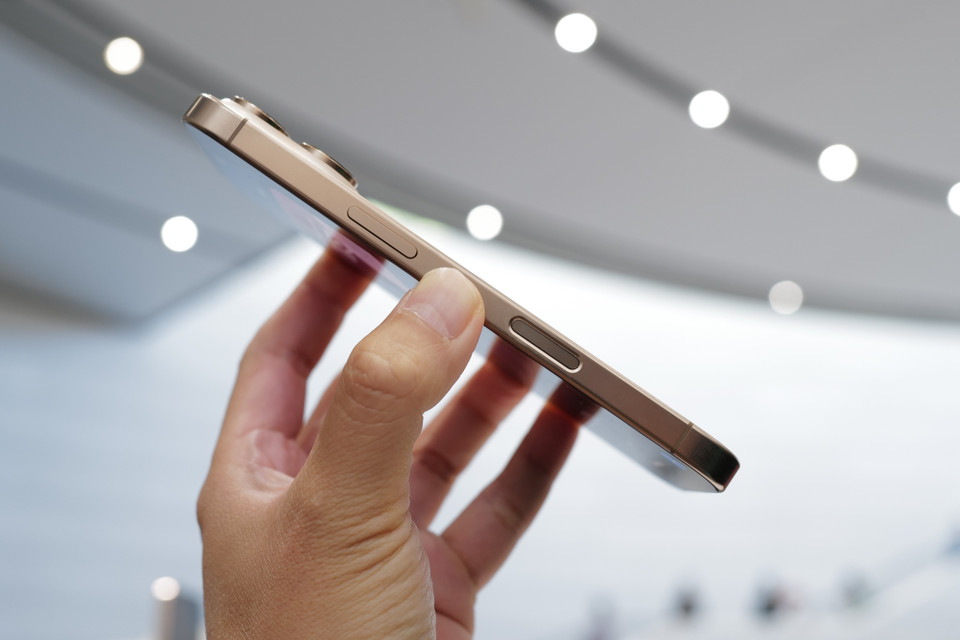 Cạnh bên phải máy được thêm một nút chức năng chụp ảnh. Người dùng có thể thao tác được nhiều chức năng phục vụ cho chụp ảnh trên điện thoại. (Ảnh: PV/Vietnam+)