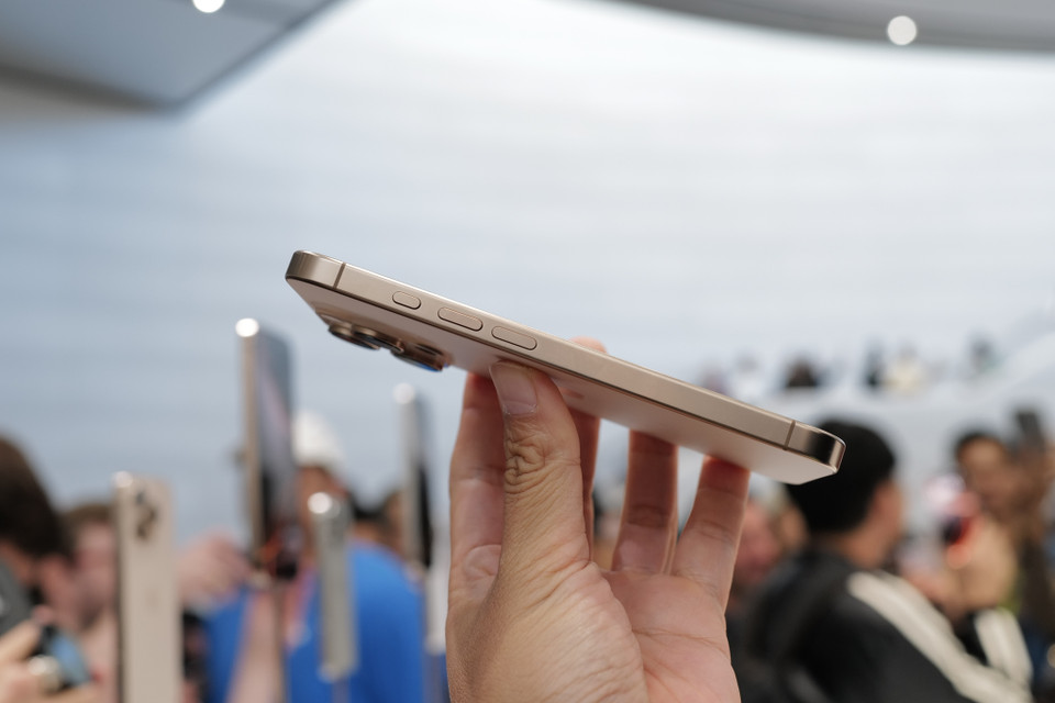 Cạnh bên trái máy không khác iPhone 15 tiềm nhiệm là bao. (Ảnh: PV/Vietnam+)