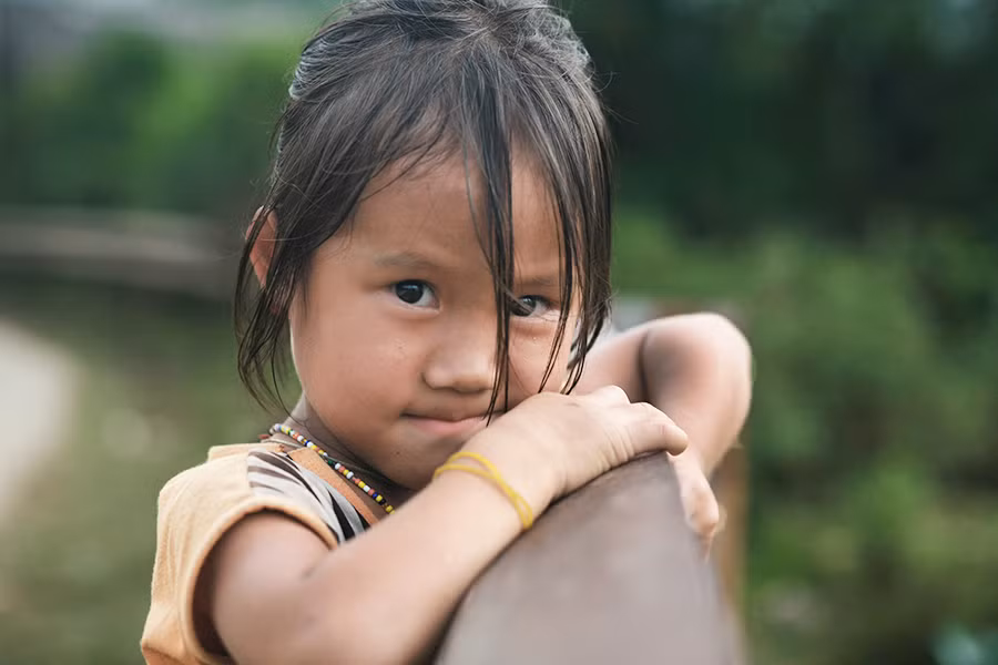 Một cô bé với đôi mắt có sức hút mãnh liệt. (Ảnh Minh Sơn/Vietnam+) 