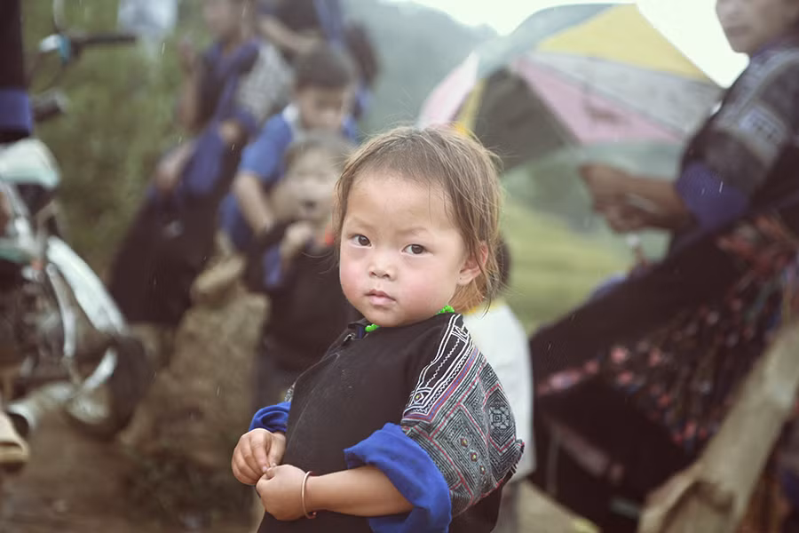 Em bé trên La Pán Tẩn. (Ảnh Minh Sơn/Vietnam+) 