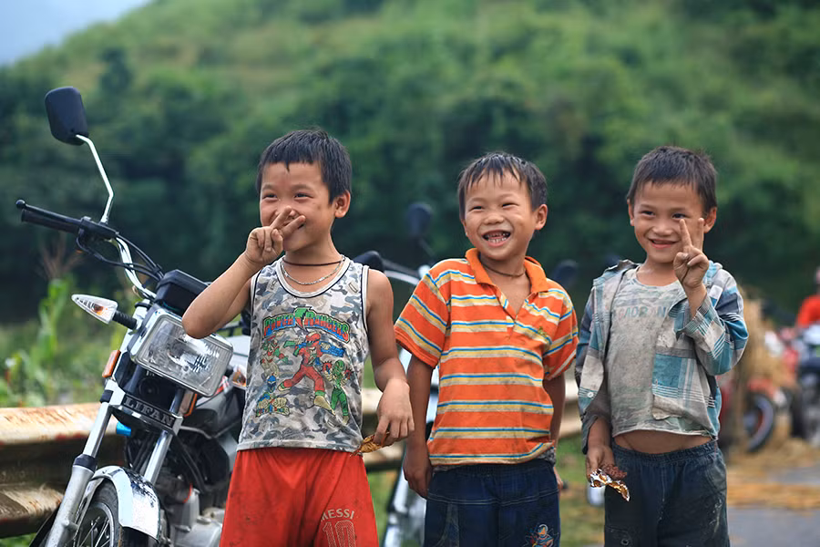 Nụ cười ngây thơ của những đứa trẻ trên đỉnh đèo Khau Phạ, huyện Mù Cang Chải, Yên Bái. (Ảnh Minh Sơn/Vietnam+) 