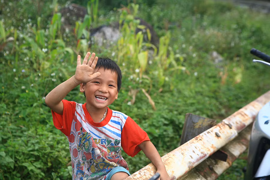 Luôn luôn tươi cười, vẫy tay chào đón những du khách đi qua. (Ảnh Minh Sơn/Vietnam+) 