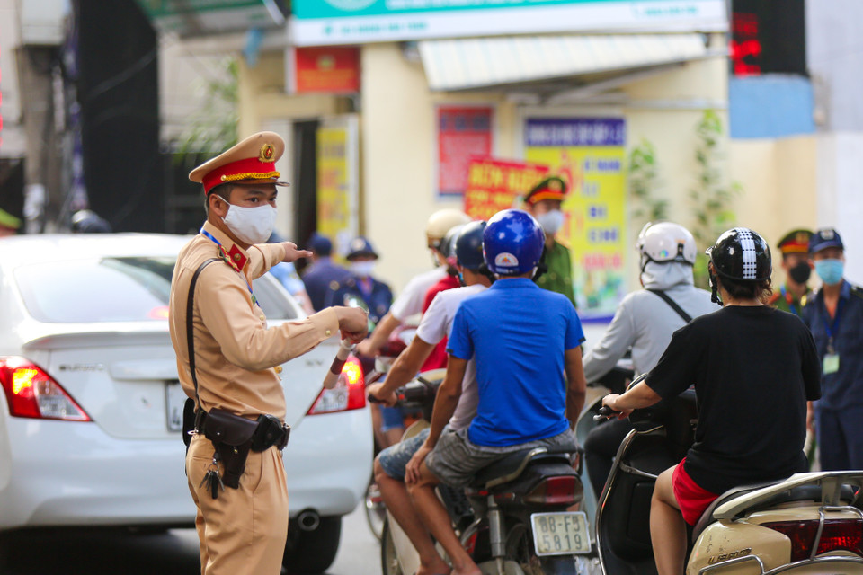 Lực lượng chức năng đã phối hợp để đảo bảo giao thông, giúp các thí sinh đến điểm thi thuận lợi. (Ảnh: Minh Sơn/Vietnam+)
