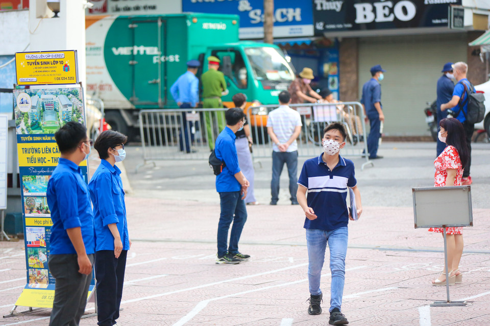Tại điểm thi trường Trung học Cơ sở Ba Đình (Hà Nội), nhiều thí sinh đã có mặt từ sớm để sẵn sàng cho kỳ thi đầy cam go. (Ảnh: Minh Sơn/Vietnam+)