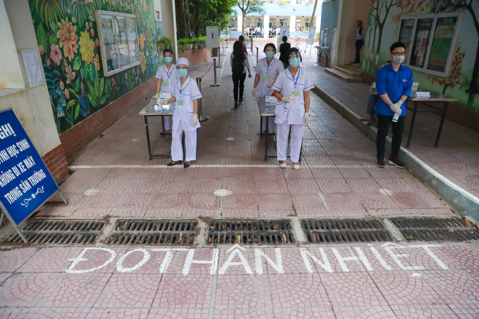 Lực lượng cán bộ hỗ trợ trong kỳ thi đã tiến hành các công tác đón tiếp thí sinh từ sớm. (Ảnh: Minh Sơn/Vietnam+)