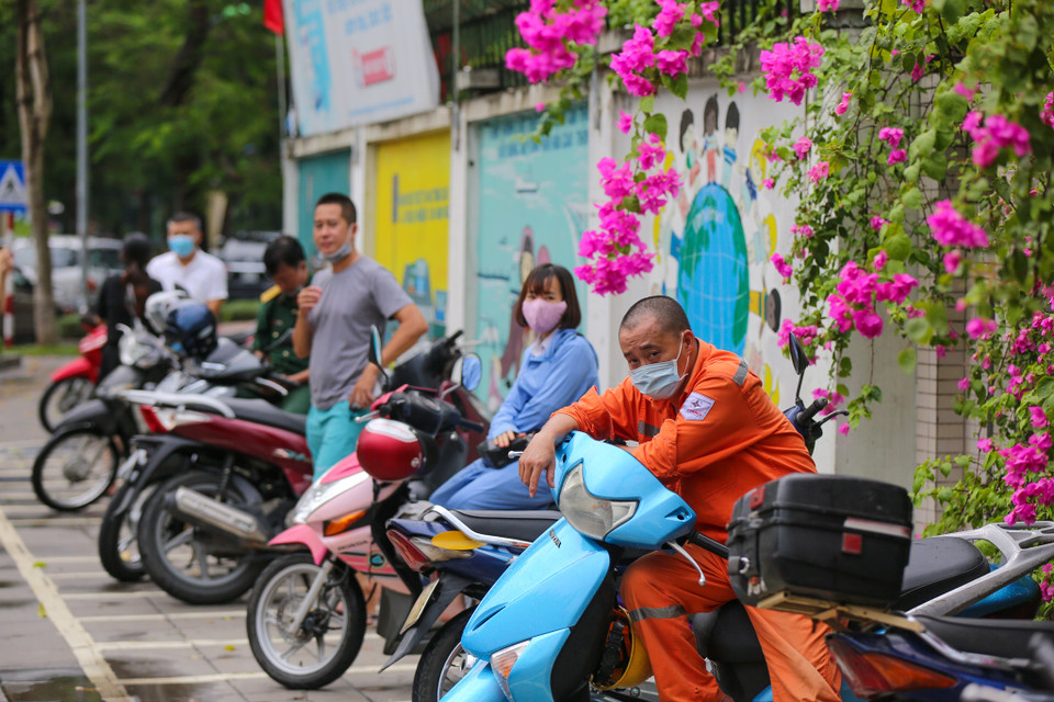 Chiều 7/7, các thí sinh bước bước vào môn thi thứ hai của Kỳ thi tốt nghiệp trung học phổ thông năm 2021 môn Toán, theo hình thức trắc nghiệm, thời gian làm bài 90 phút. (Ảnh: Minh Sơn/Vietnam+)