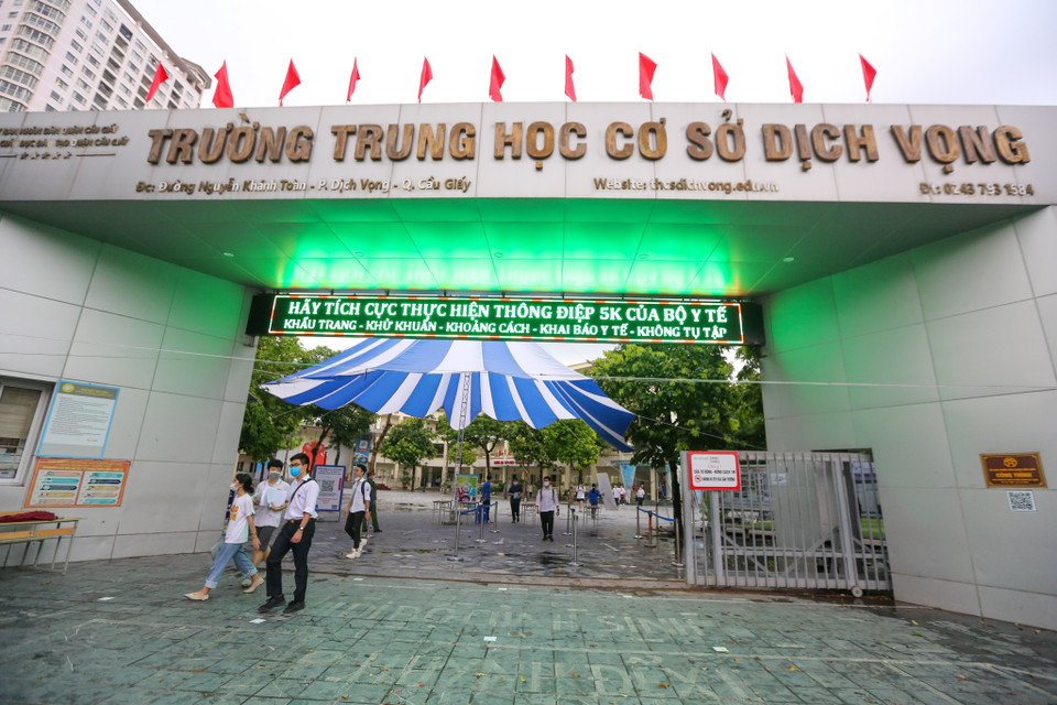 Ghi nhận tại điểm thi trường Trung học Cơ sở Dịch Vọng (Cầu Giấy, Hà Nội), giờ bắt đầu làm bài là 14 giờ 30, kết thúc lúc 16 giờ nhưng phải đến 16 giờ 10 mới có thí sinh đầu tiên ra ngoài. (Ảnh: Minh Sơn/Vietnam+)