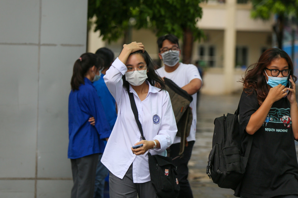 Thí sinh Vũ Phương Anh là một trong những người đầu tiên ra khỏi phòng thi. (Ảnh: Minh Sơn/Vietnam+)