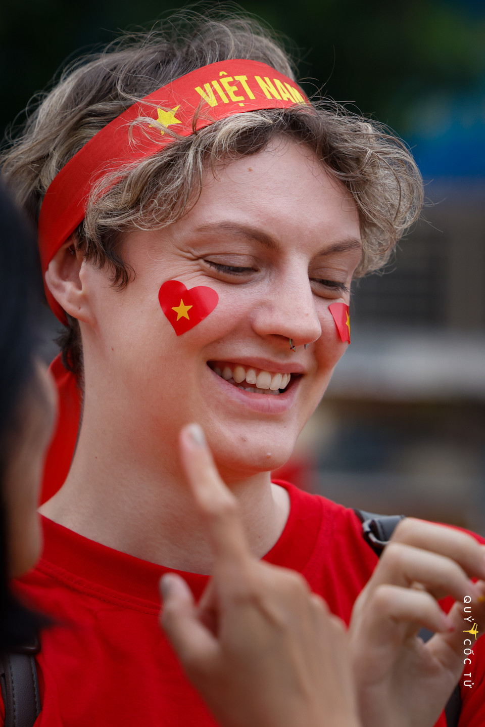 Một cô gái nước ngoài với trái tim quốc kỳ Việt Nam trên má. (Ảnh: Vietnam+)