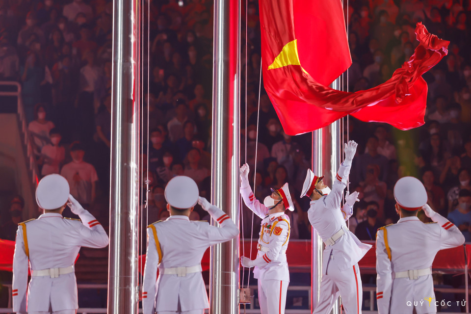 Lá cờ Việt Nam tung bay tại lễ khai mạc SEA Games 31. (Ảnh: Vietnam+)