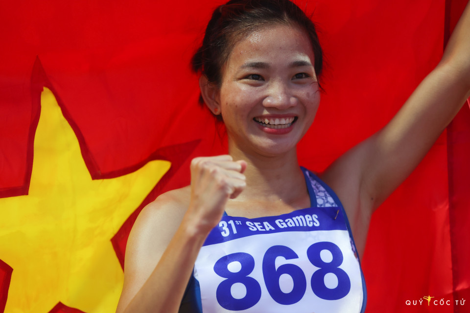 Vận động viên Nguyễn Thị Oanh hạnh phúc khi giành huy chương vàng điền kinh. (Ảnh: Vietnam+)