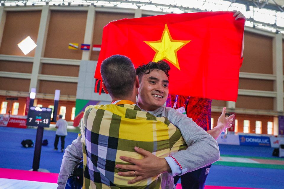 Kiếm thủ Vũ Thành An vỡ òa khi bảo vệ thành công tấm huy chương Vàng SEA Games nội dung cá nhân nam kiếm chém. (Ảnh: Minh Sơn/Vietnam+)