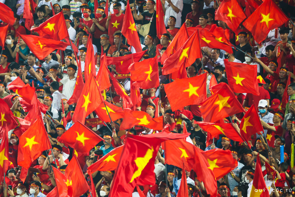 Quốc kỳ rợp trời trên sân vận động Việt Trì (Phú Thọ). (Ảnh: Vietnam+)