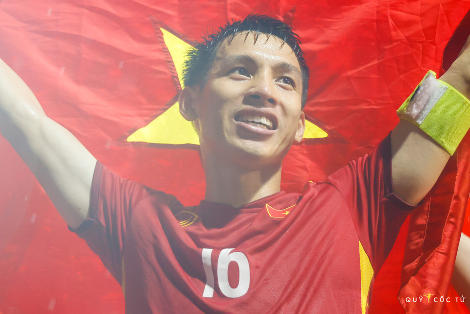 Đội trưởng Đỗ Hùng Dũng trong thời khắc Việt Nam chiến thắng Thái Lan giành huy chương vàng bóng đá nam. (Ảnh: Vietnam+)