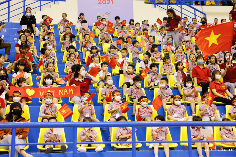 Các em nhỏ cầm cờ Việt Nam đi cổ vũ tuyển thể dục nghệ thuật tại nhà thi đấu Quần Ngựa (Hà Nội). (Ảnh:Vietnam+)